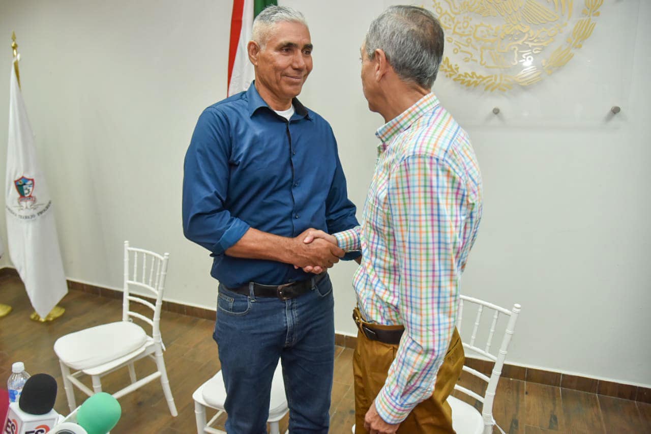 José Daniel Escobar, agente de tránsito retirado y el alcalde de Ahome, Gerardo Vargas Landeros se saludan