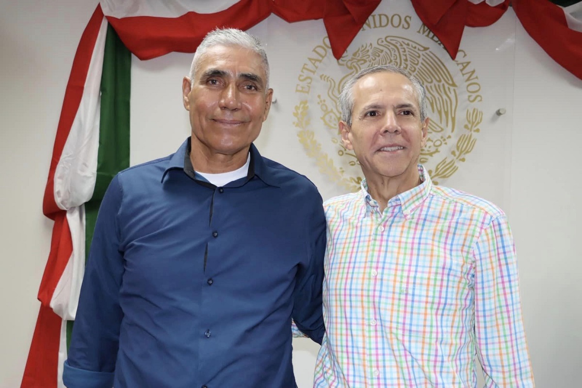 José Daniel Escobar, agente de tránsito retirado y el alcalde de Ahome, Gerardo Vargas Landeros