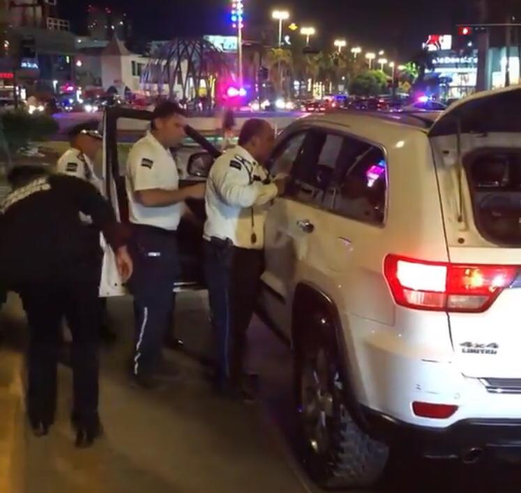 (VIDEO) Tránsitos bajan a la fuerza a dos sujetos de una camioneta en Mazatlán; fueron grabados