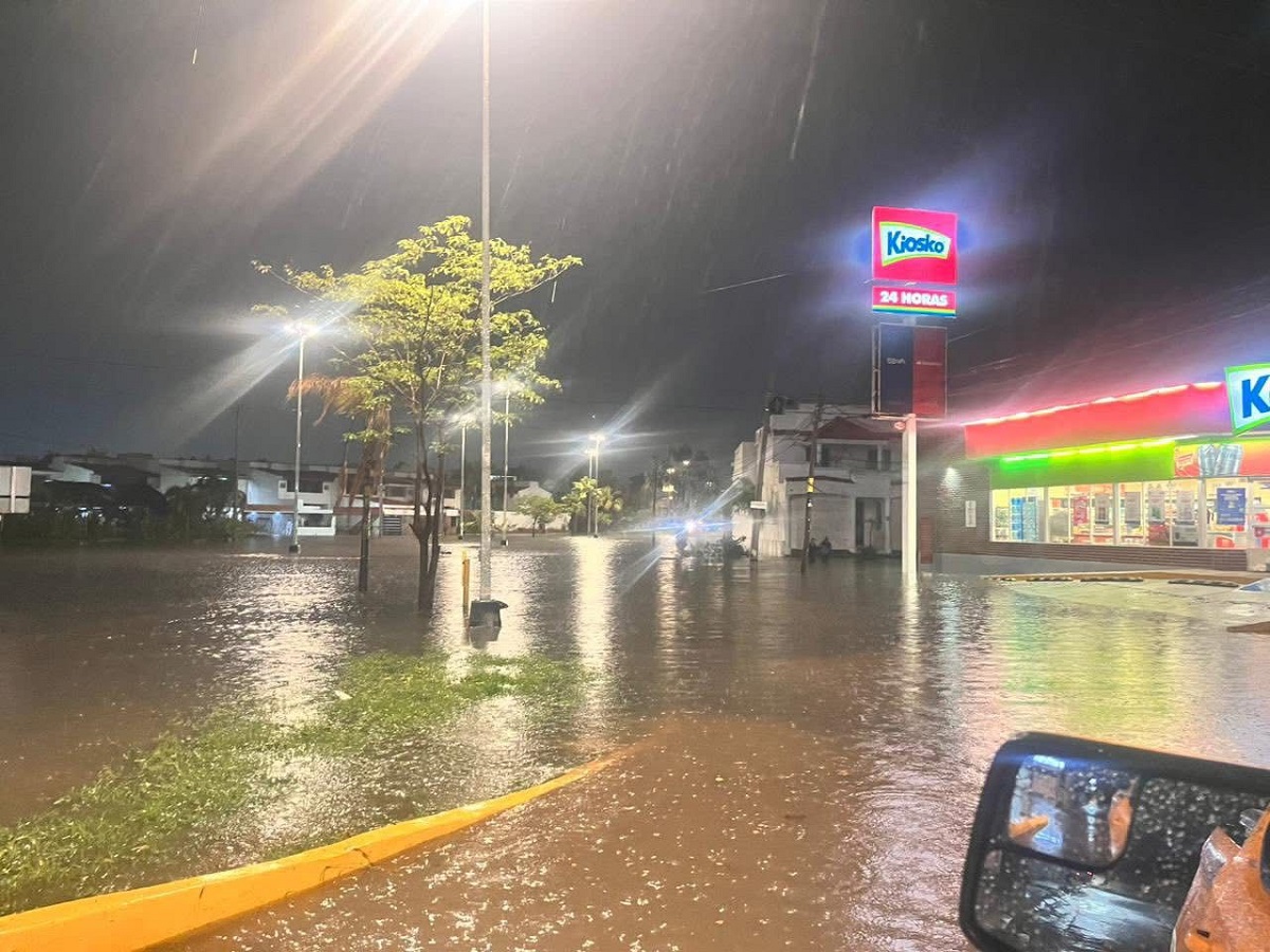 Aguacero nocturno en Mazatlán; tres vehículos atrapados y decenas de personas varadas fueron rescatadas