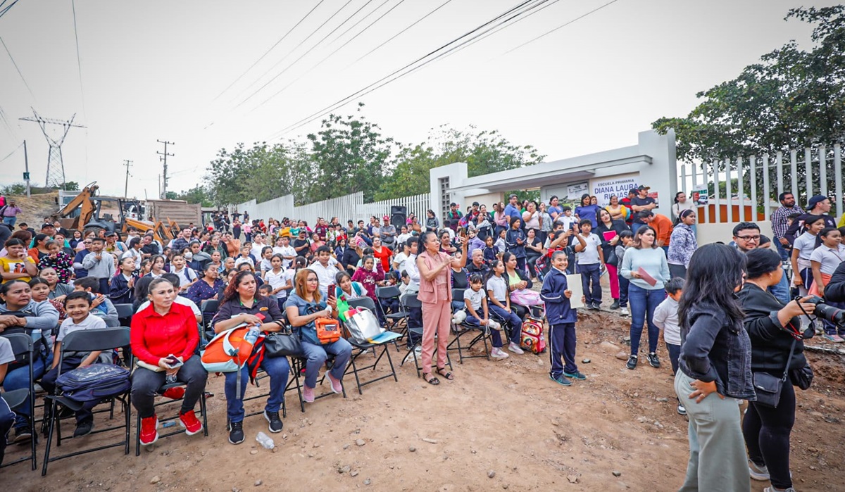 Arranca alcalde de Culiacán Juan de Dios Gámez Mendívil pavimentación frente a plantel educativo