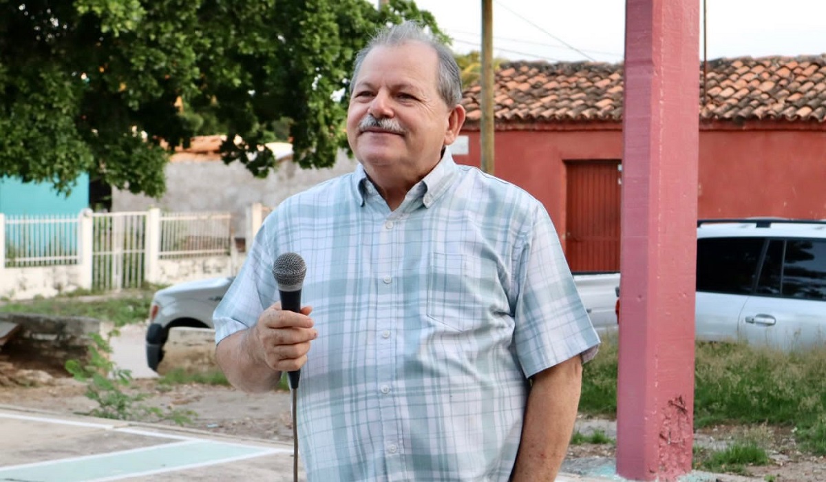 Alejandro Higuera Osuna sostuvo con vecinos de El Roble, en Mazatlán