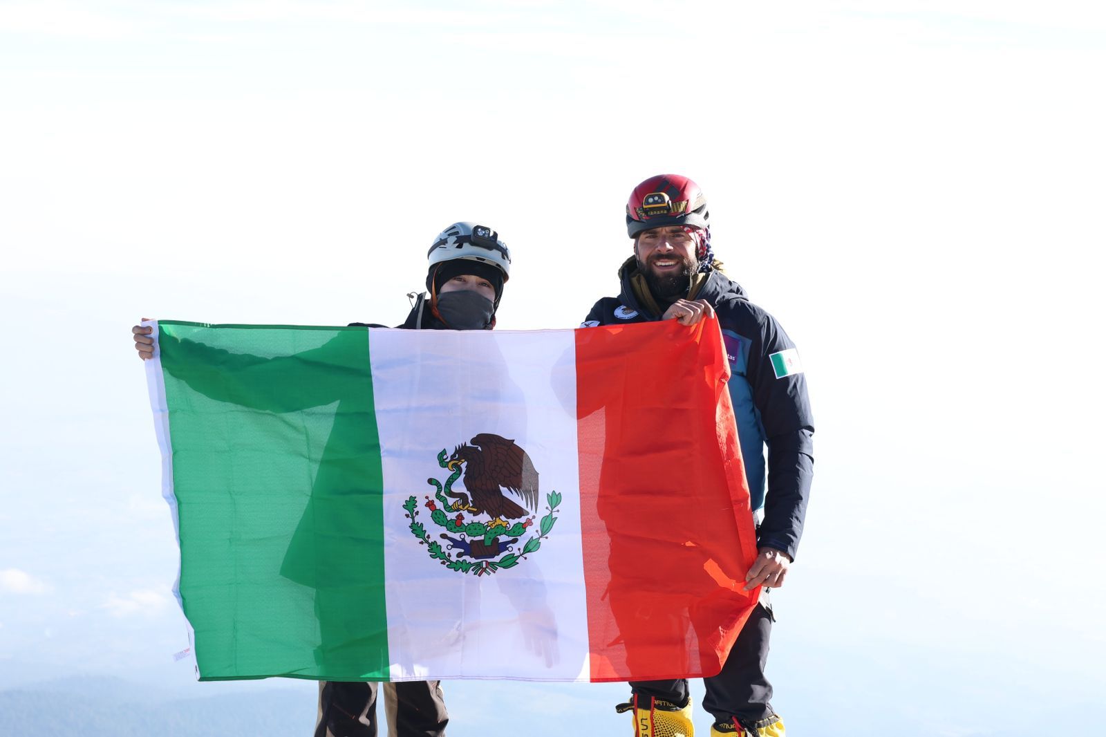 alpinista David Monárrez bandera