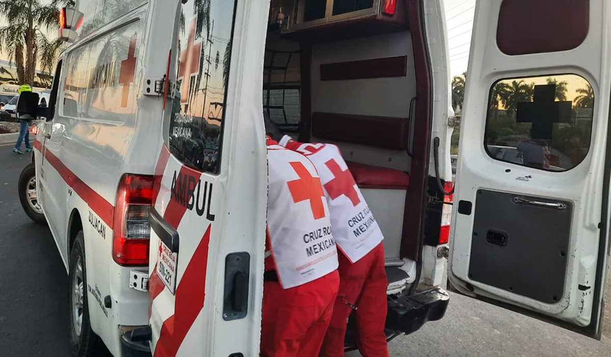 Ambulancia de Cruz Roja atiende a hombre indigente lesionado en Culiacán
