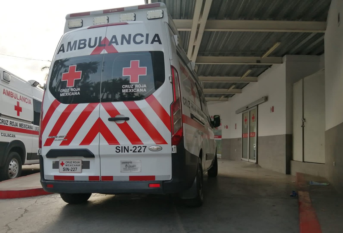 Ambulancia Cruz Roja llegando al hospital (Los Noticieristas)