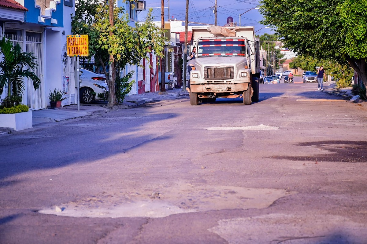 Inicia pavimentación de calle en Arboledas I, en Mazatlán