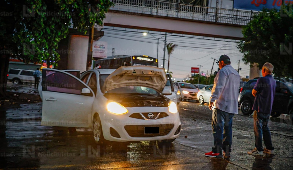 Auto varado por fuertes lluvias en Calzada Aeropuerto, en Culiacán