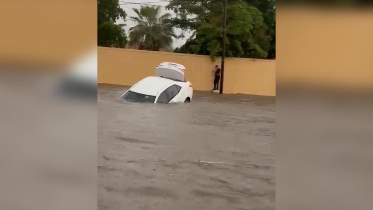 Auto varado tras fuerte lluvia en Culiacán