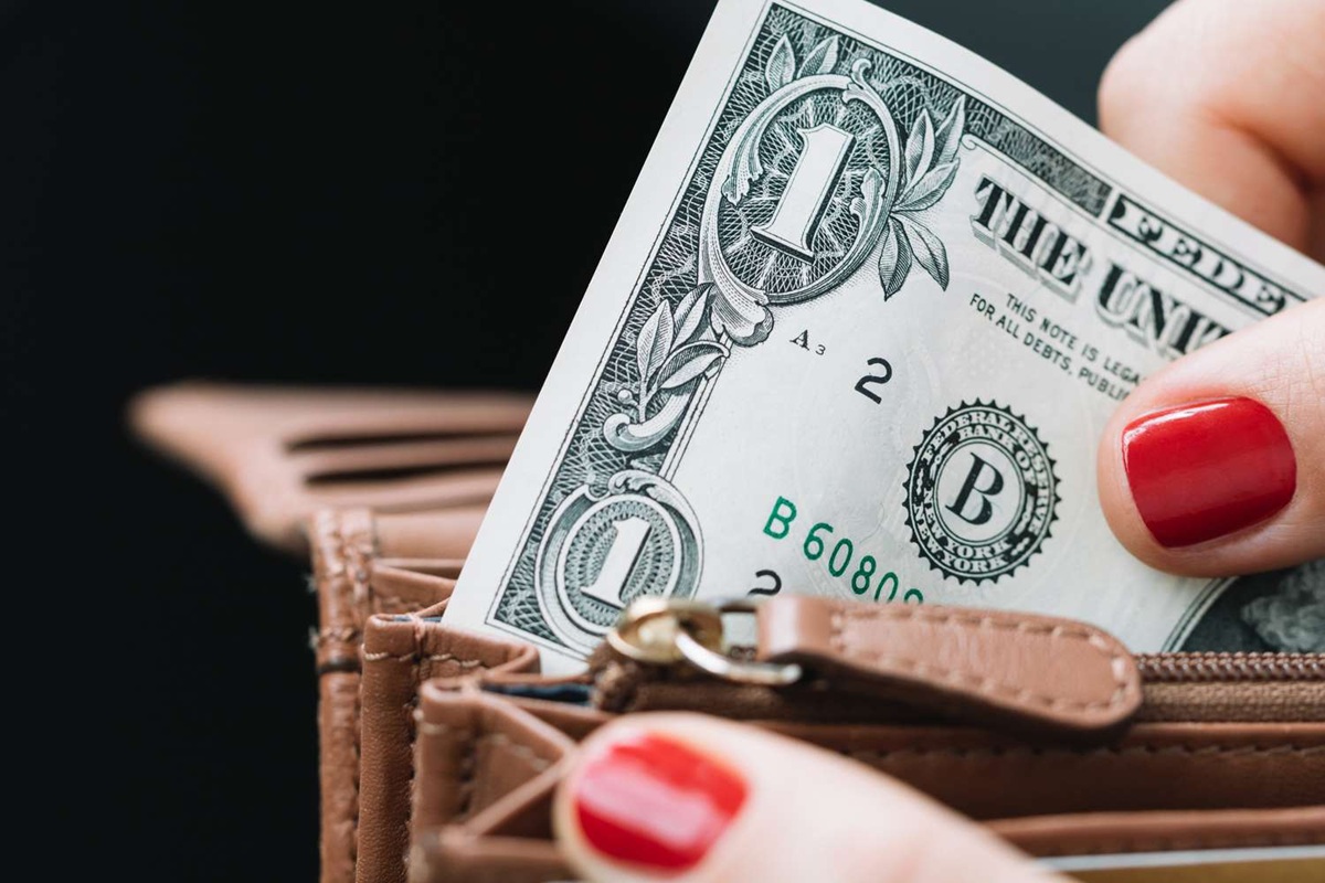 Billete de dólar en cartera