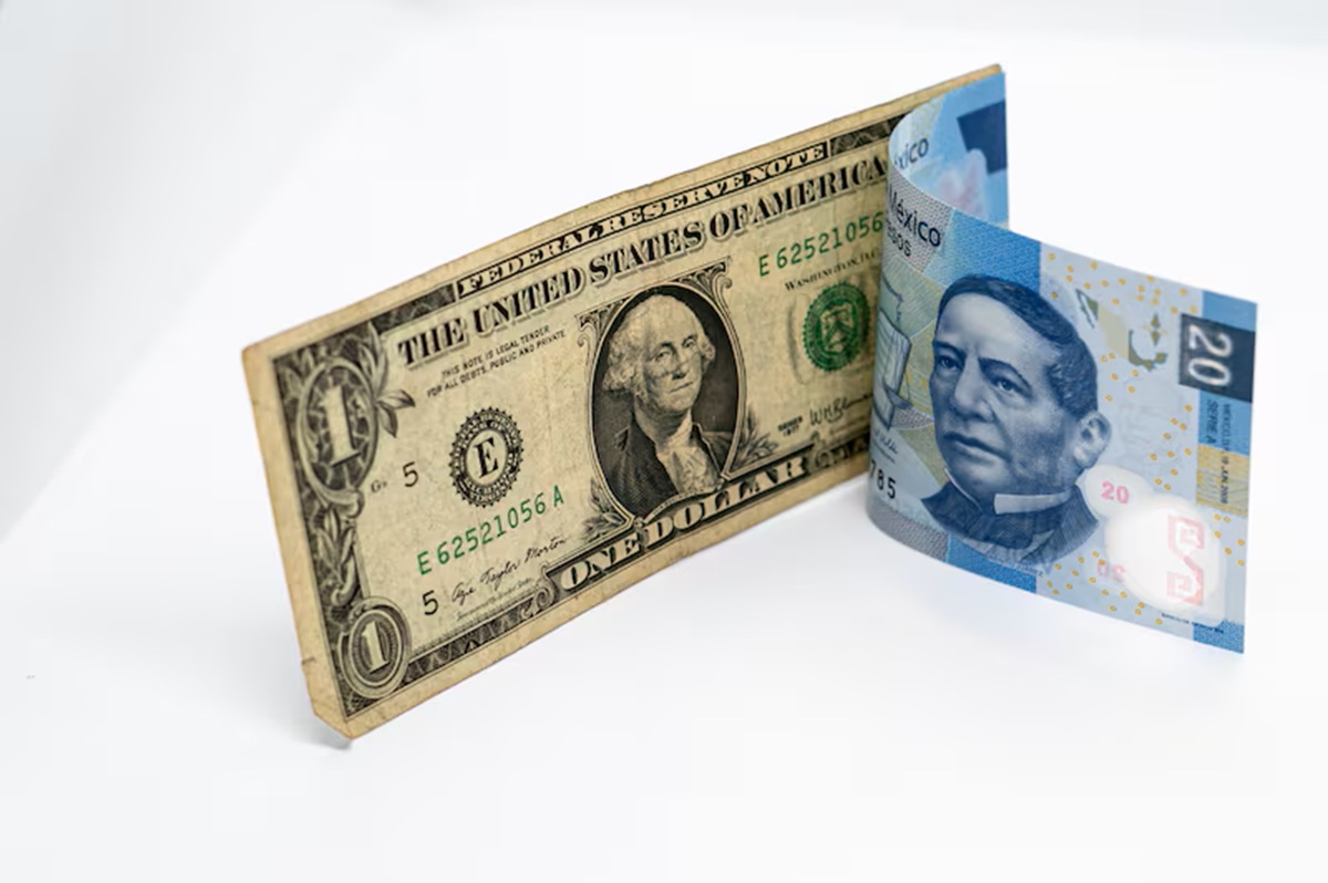 Billete de dólar y de 20 pesos