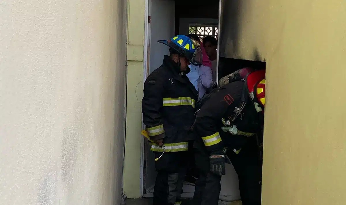 bomberos controlando incendio