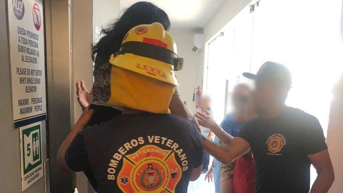 bomberos de mazatlan elevador hotel atrapados mujer