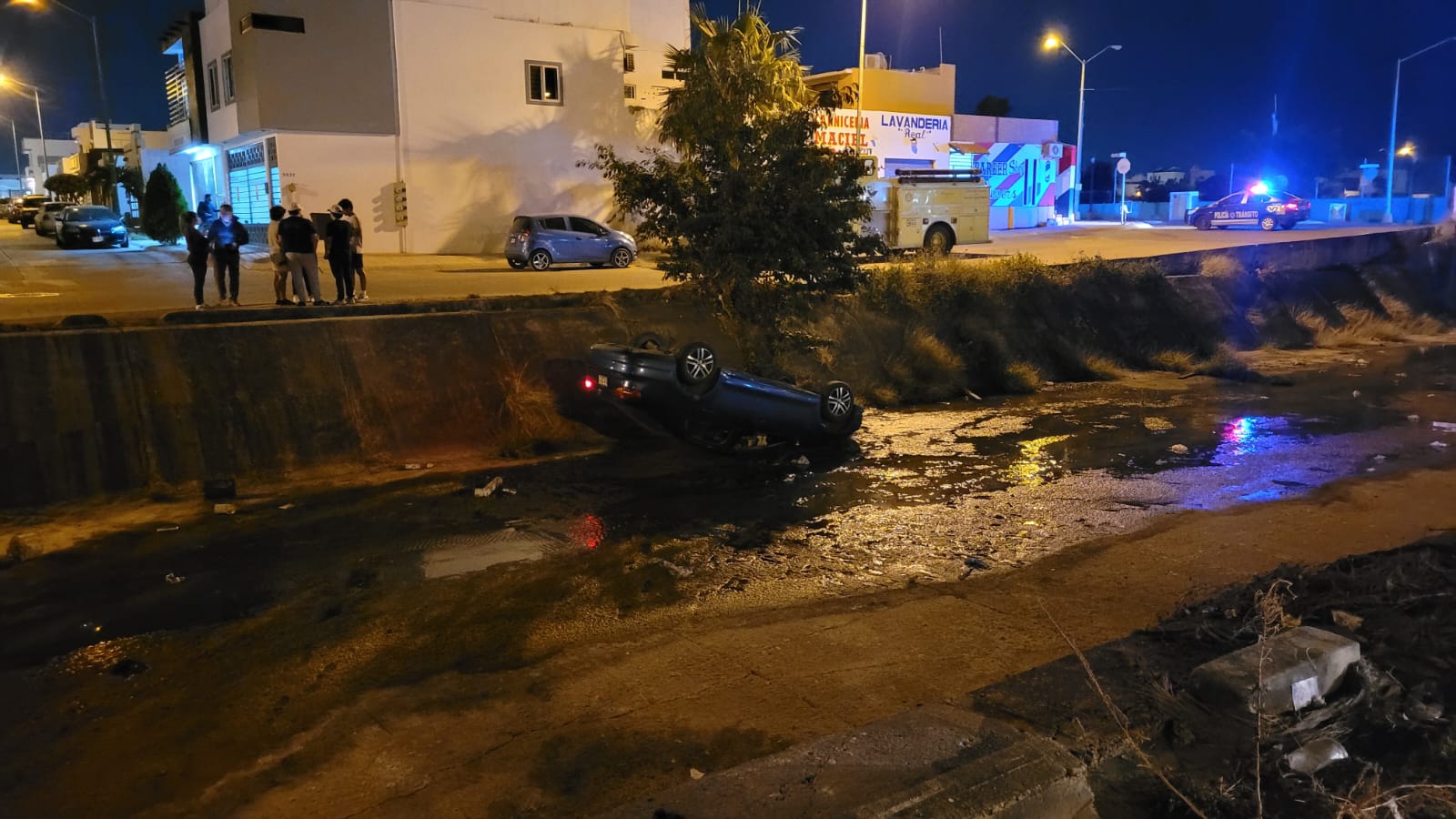 Conductora pierde el control y cae con su vehículo en canal pluvial en Mazatlán