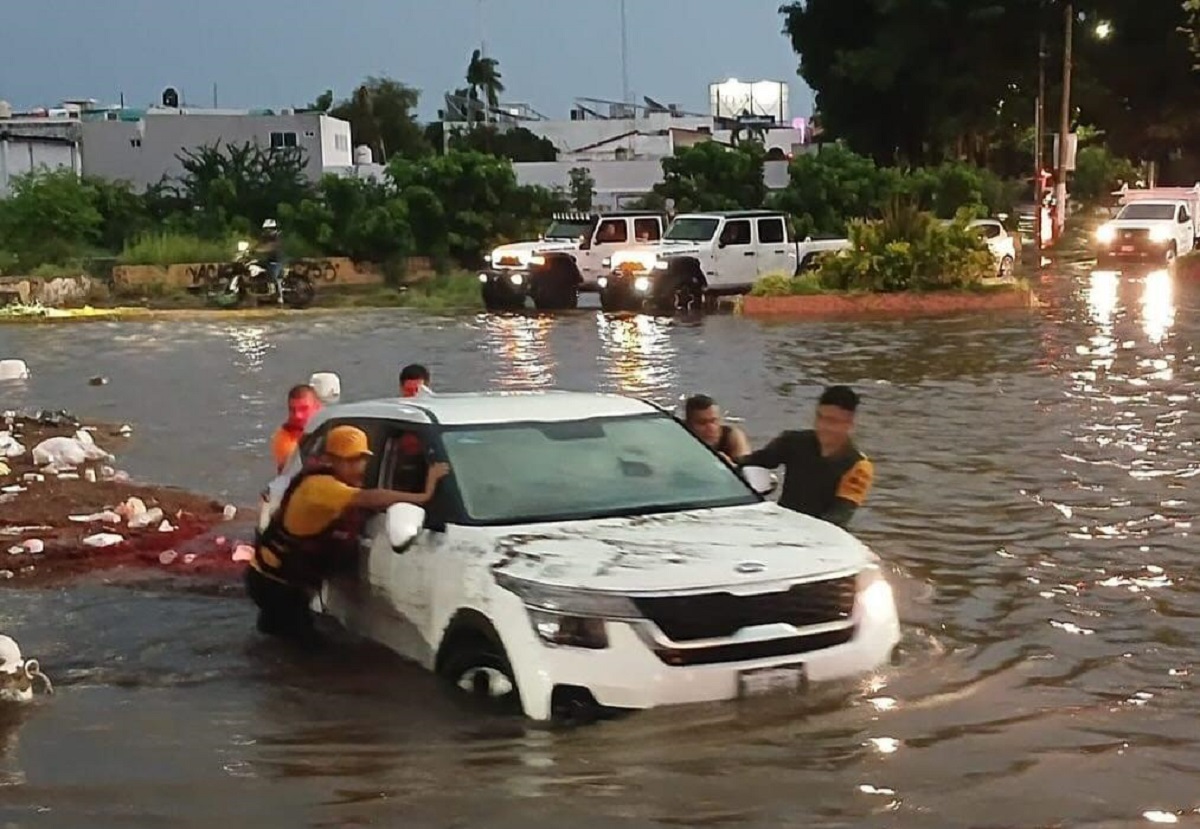 ¡No te bajes! Protección Civil emite los pasos a seguir si quedas varado con tu auto en un arroyo