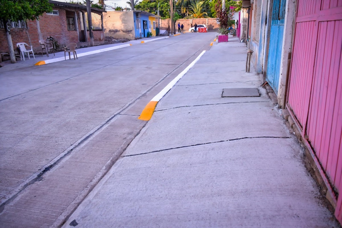 Calle pavimentada en colonia Urías, en Mazatlán