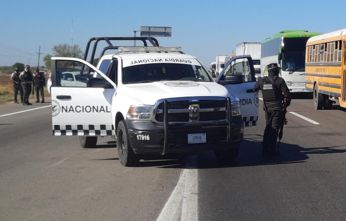 Despojan camioneta del año a familia sobre la Maxipista Culiacán-Mazatlán