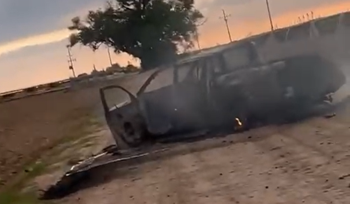 Camioneta calcinada tras enfrentamiento en El Castillo, Navolato