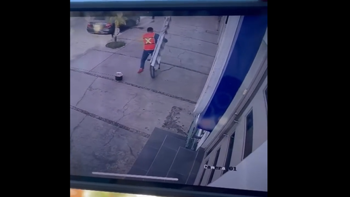 ¡Con las manos en la masa! Captan a ladrón llevándose escalera en Los Mochis Captan a hombre en bicicleta robándose una escalera, en Los Mochis