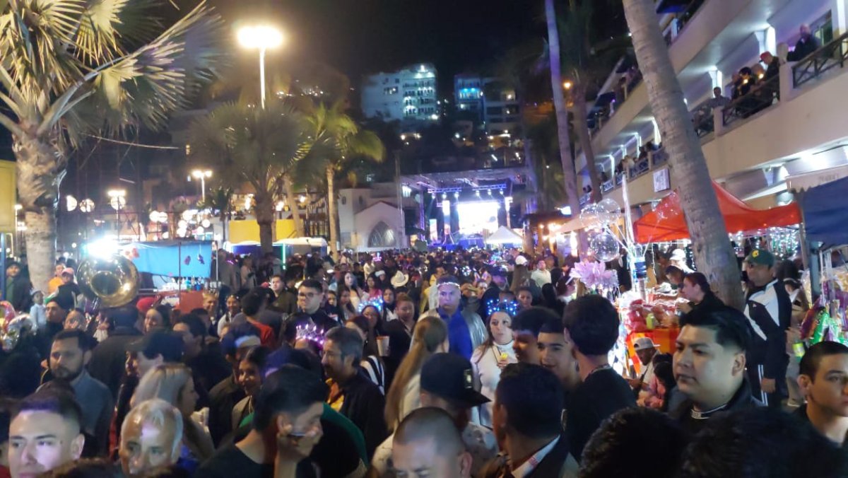 Miles de personas entre turistas y locales, disfrutan del carnaval de Mazatlán