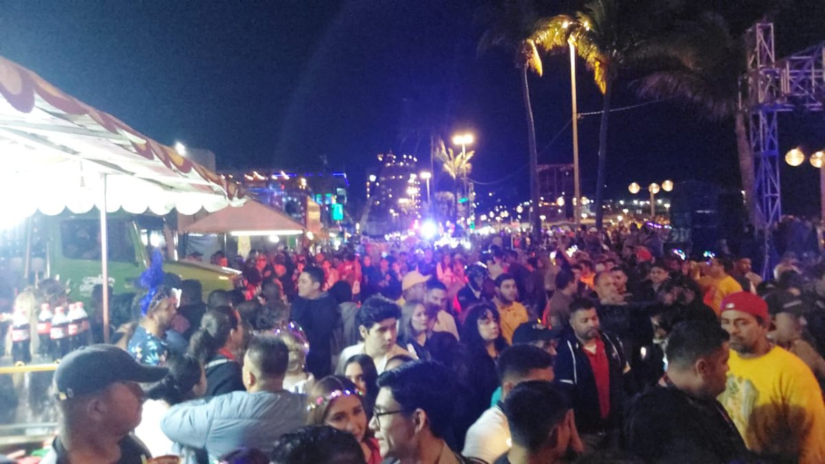Miles de personas entre turistas y locales, disfrutan del carnaval de Mazatlán