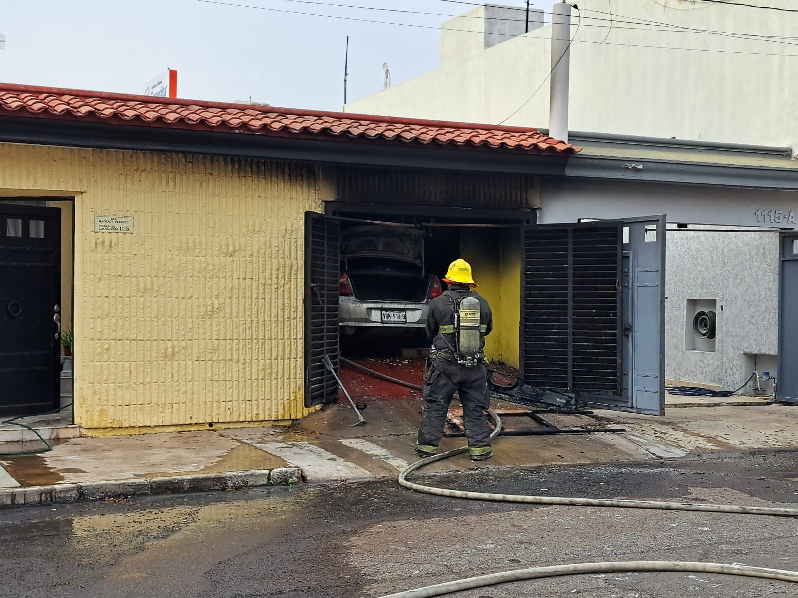 Se quema vehículo en la cochera de un domicilio en Las Quintas, Culiacán