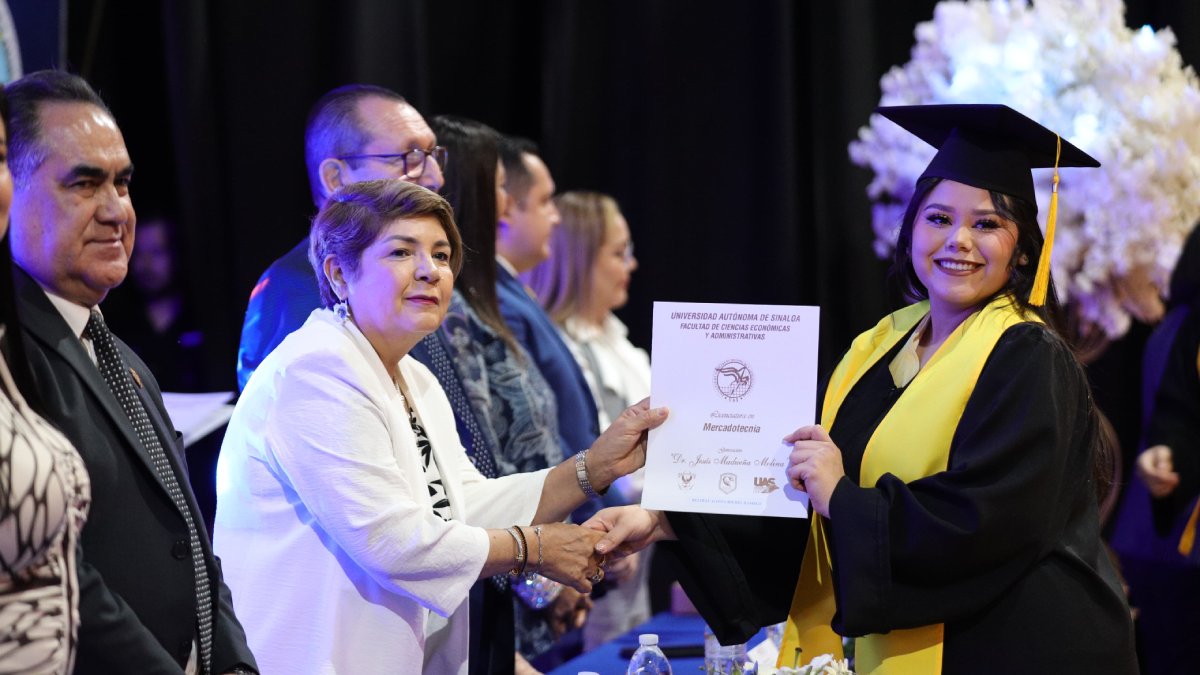Cecilia Ramírez Montoya en la ceremonia de graduación de la Facultad de Ciencias Económicas y Administrativas y de la extensión Sinaloa de Leyva de la UAS