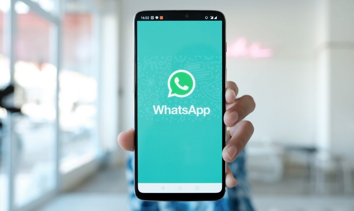 Celular con WhatsApp