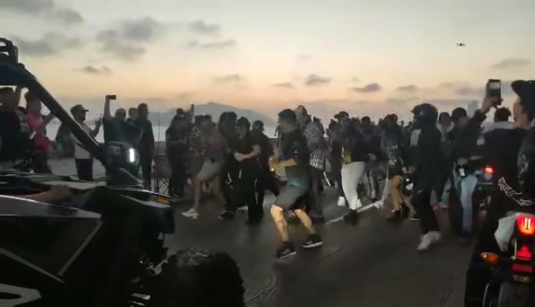 Cumplieron la tradición; cerraron el Malecón de Mazatlán para bailar el 'Payaso Motorizado'