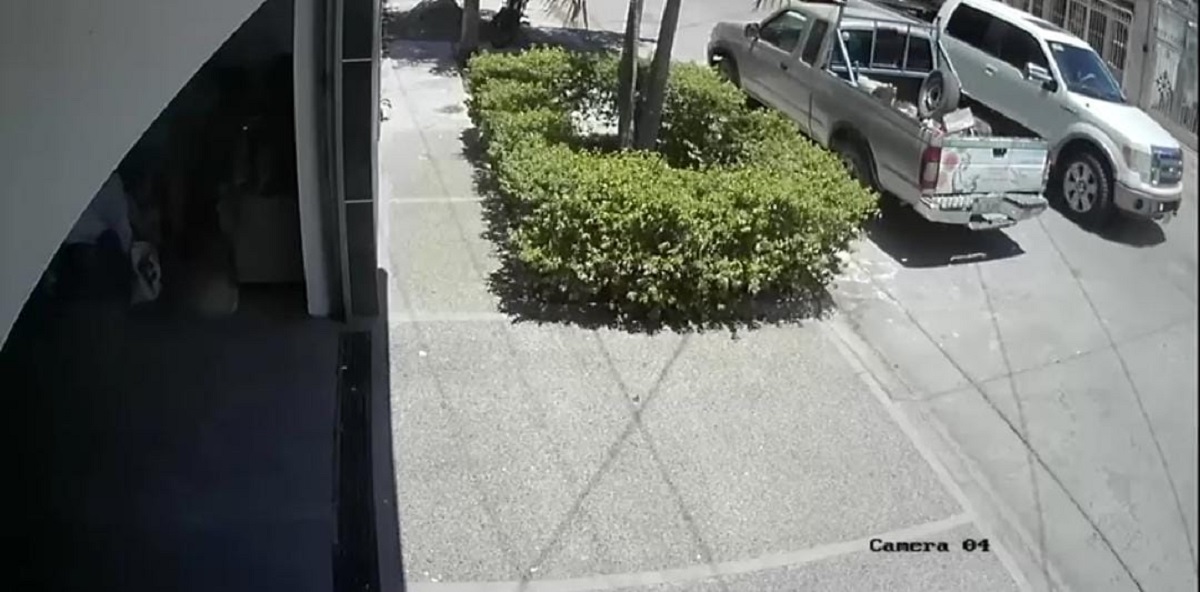 Conductor de una camioneta choca vehículo estacionado en la colonia Estrella, en Los Mochis