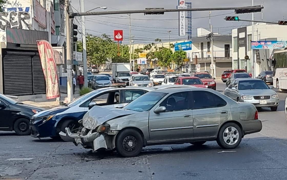 ¡Otro choque en Los Pinos de Culiacán¡ Hay tres mujeres lesionadas