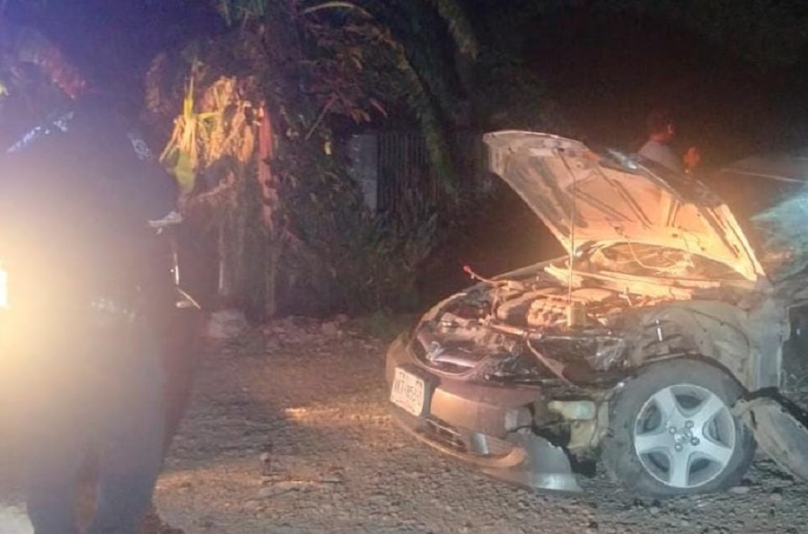 El frente del vehículo quedó destrozado por el choque
