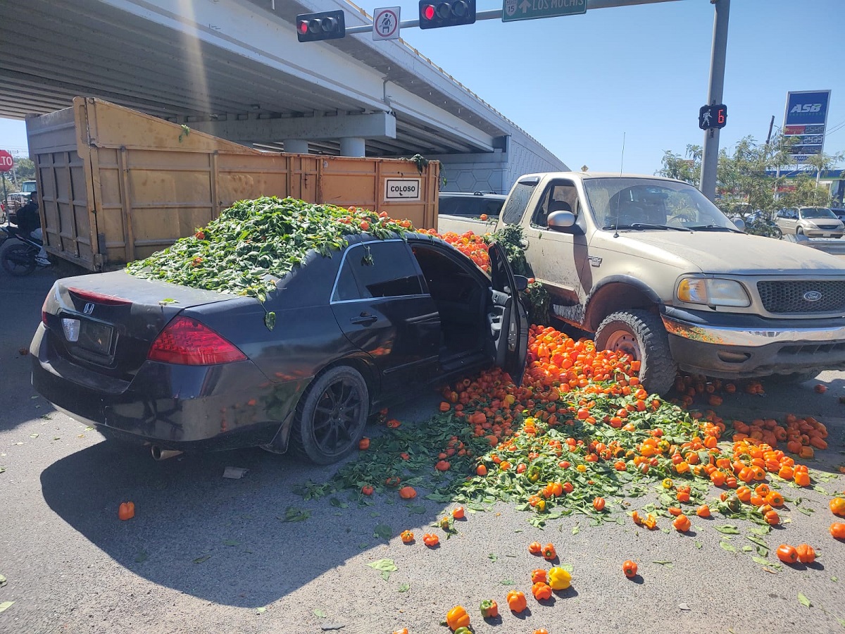 ¡Los chiles quedaron regados! Chocan dos unidades por el Lateral de la México 15 en Ruiz Cortines, Guasave ¡Los chiles quedaron regados! Chocan dos unidades por el Lateral de la México 15 en Ruiz Cortines, Guasave