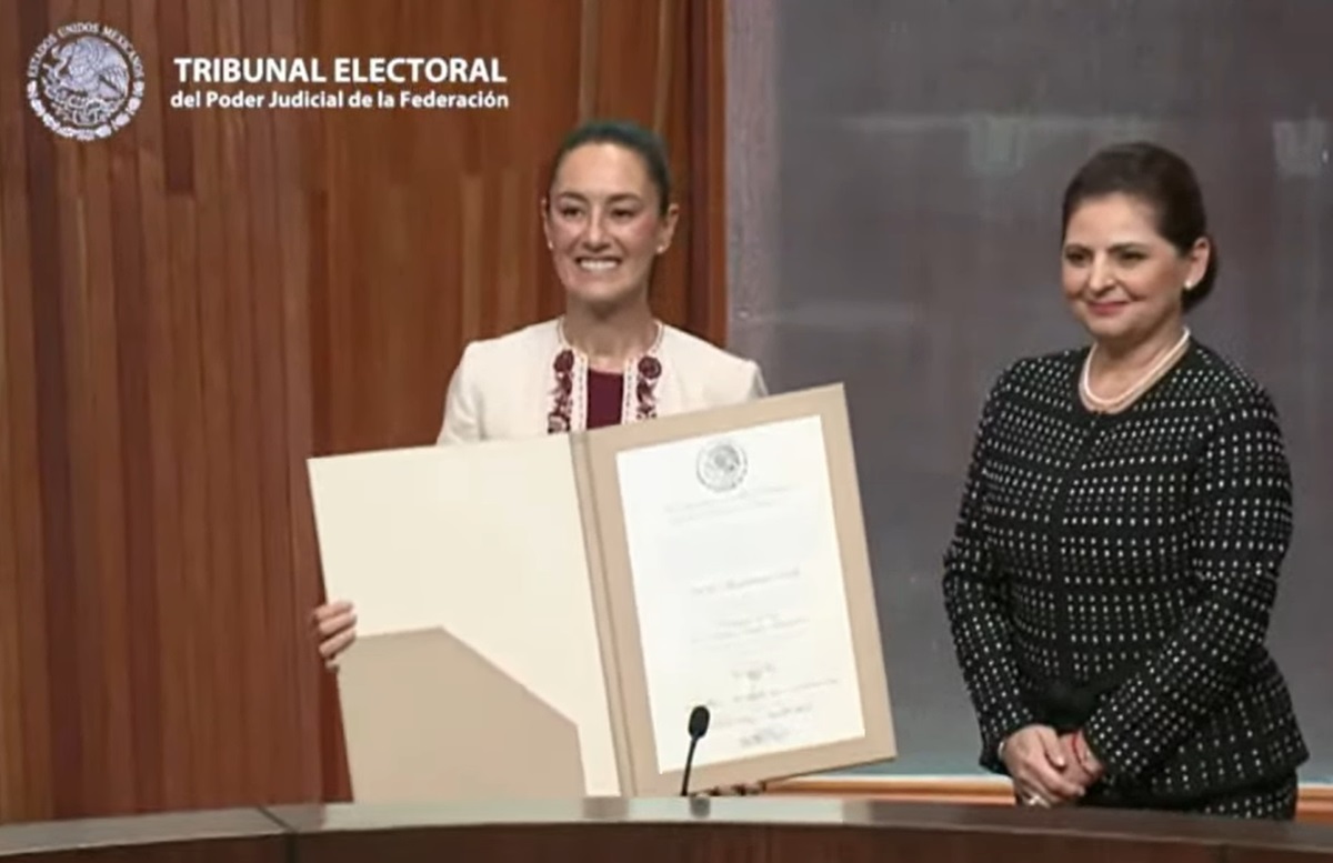 Claudia Sheinbaum recibiendo su constancia en el TEPJF
