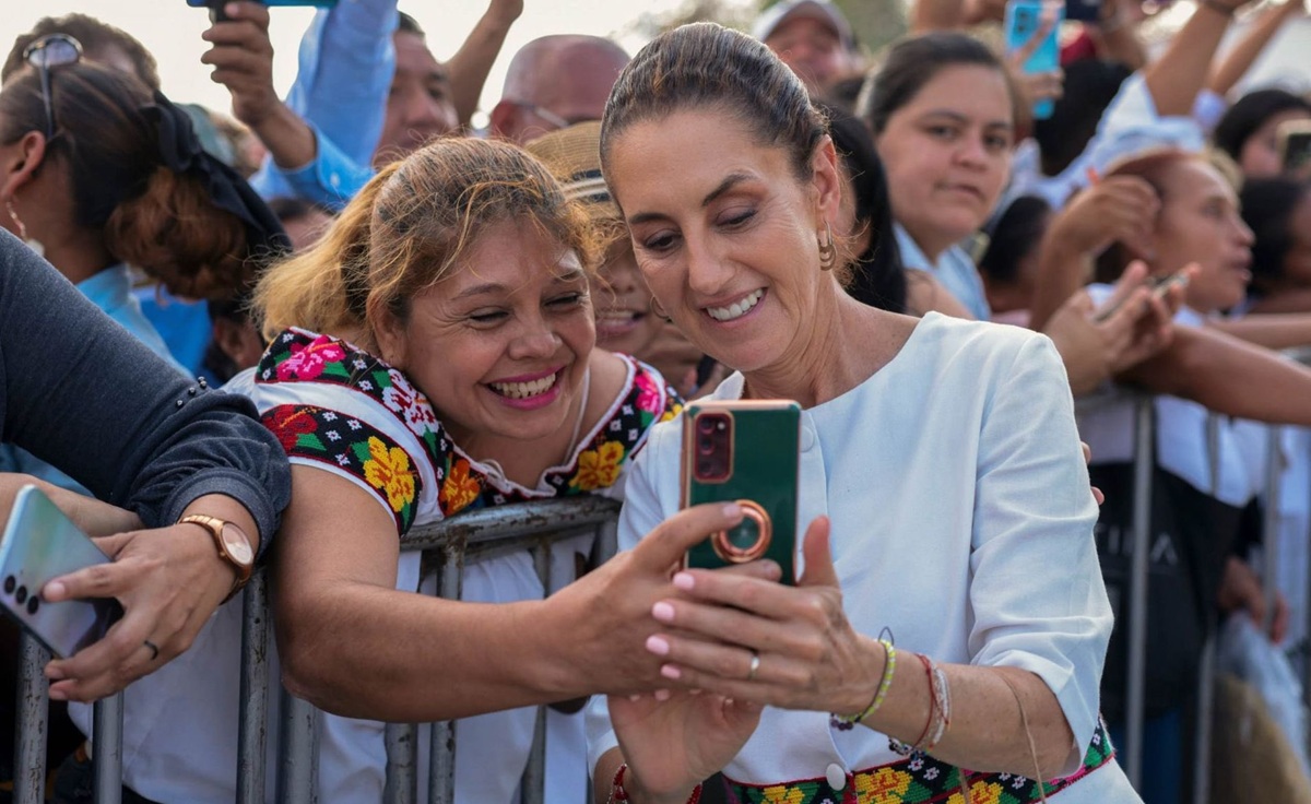 Claudia Sheinbaum sosteniendo un celular