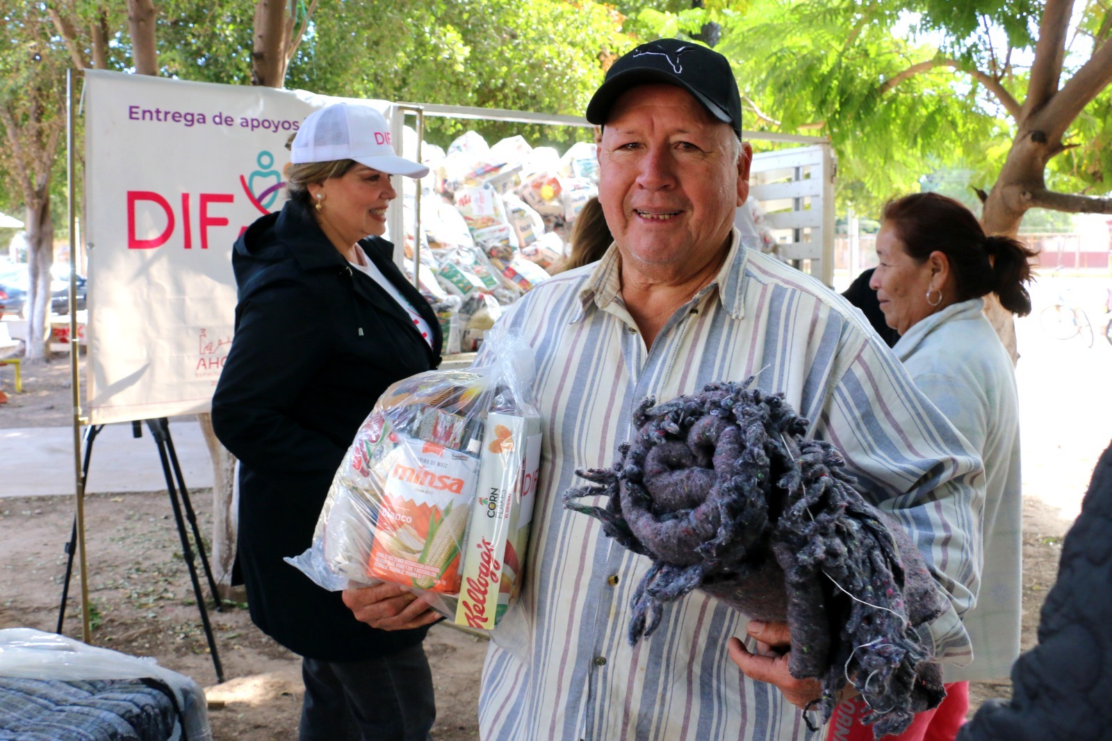 “Abrazando Ahome” reanuda la entrega de apoyos invernales a familias vulnerables que padecen del frío