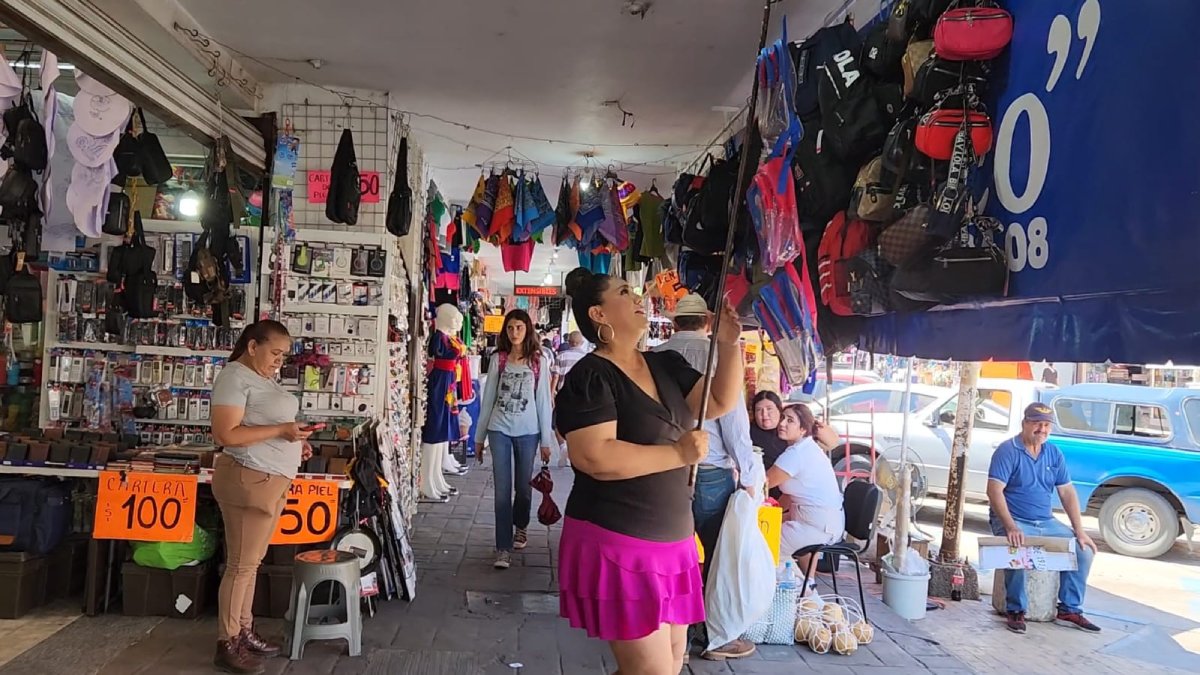 personas en comercios en el centro de Culiacán