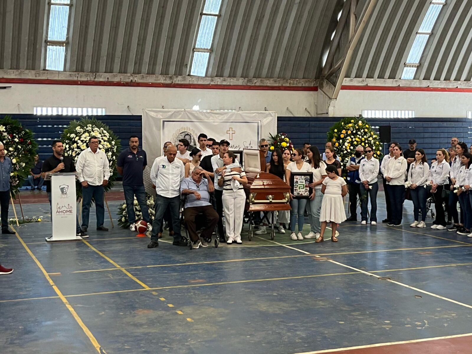 con merecido homenaje despiden a Felipe Juárez