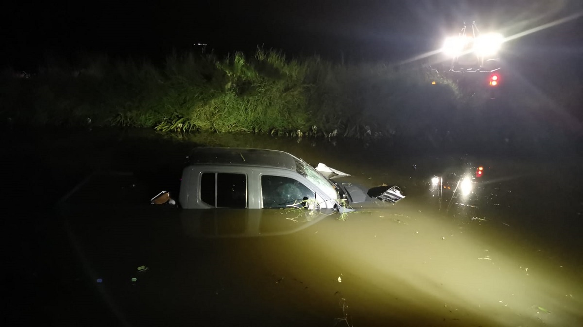 Conductor cae a canal Lateral 18, en Los Mochis