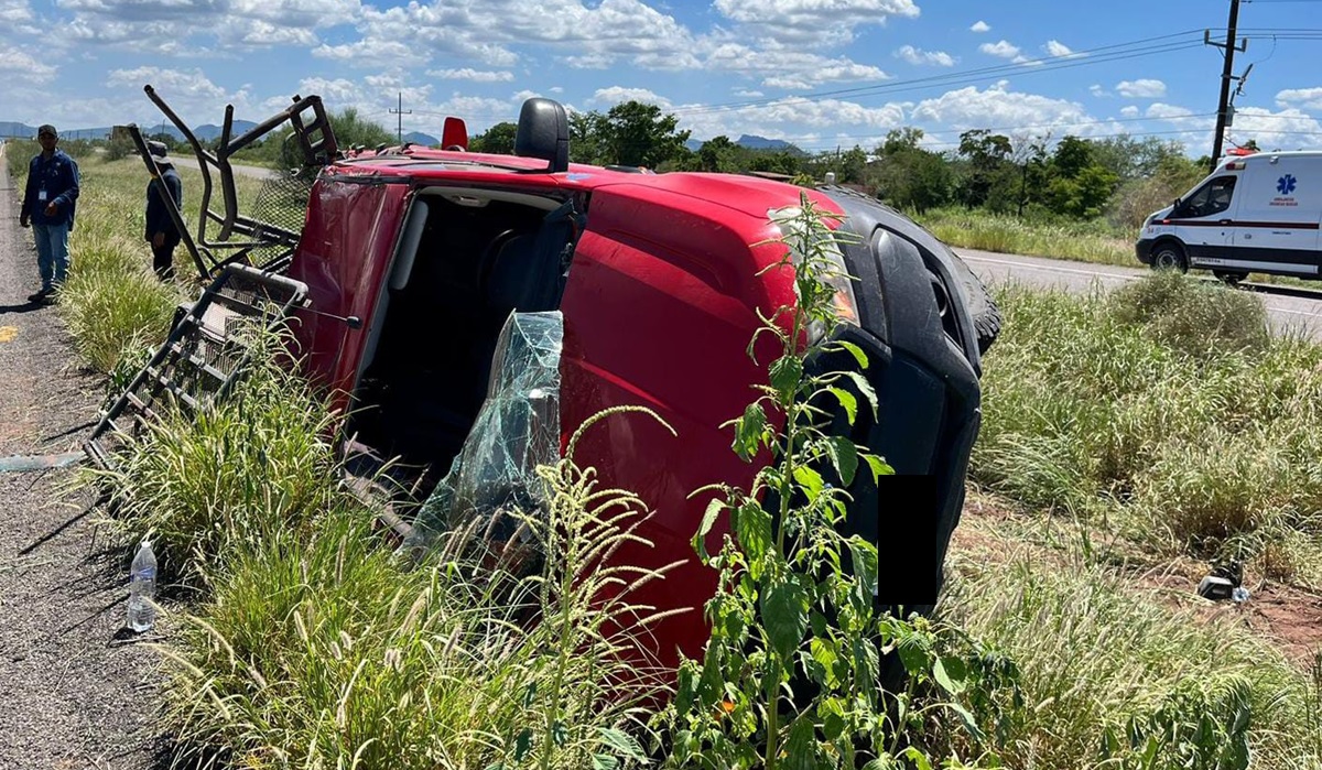 Conductor de camioneta vuelca en la carretera México 15, en Ahome