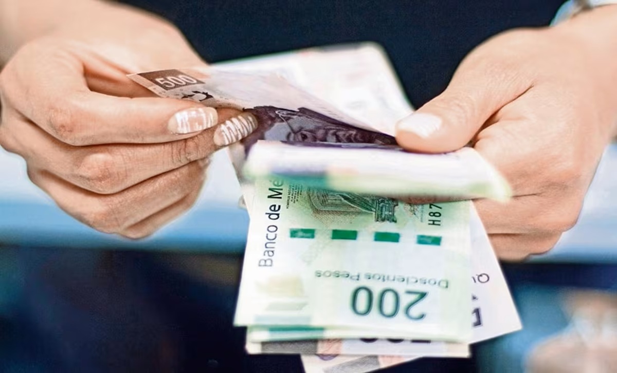 Persona contando billetes