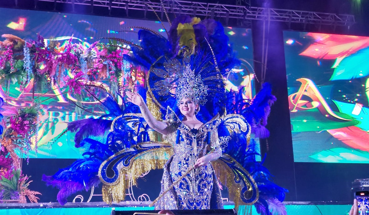 Coronan a Alondra I como reina del Carnaval de Guamúchil 2024
