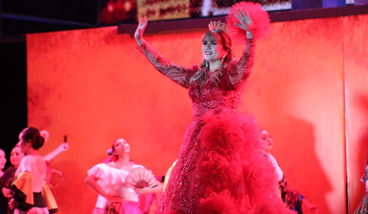 Coronan a Siu Ling como reina de los Juegos Florales, en Mazatlán