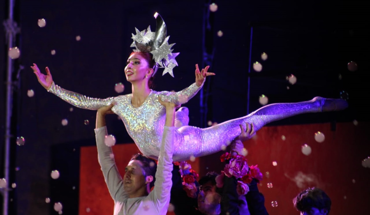 Coronan a Siu Ling como reina de los Juegos Florales, en Mazatlán