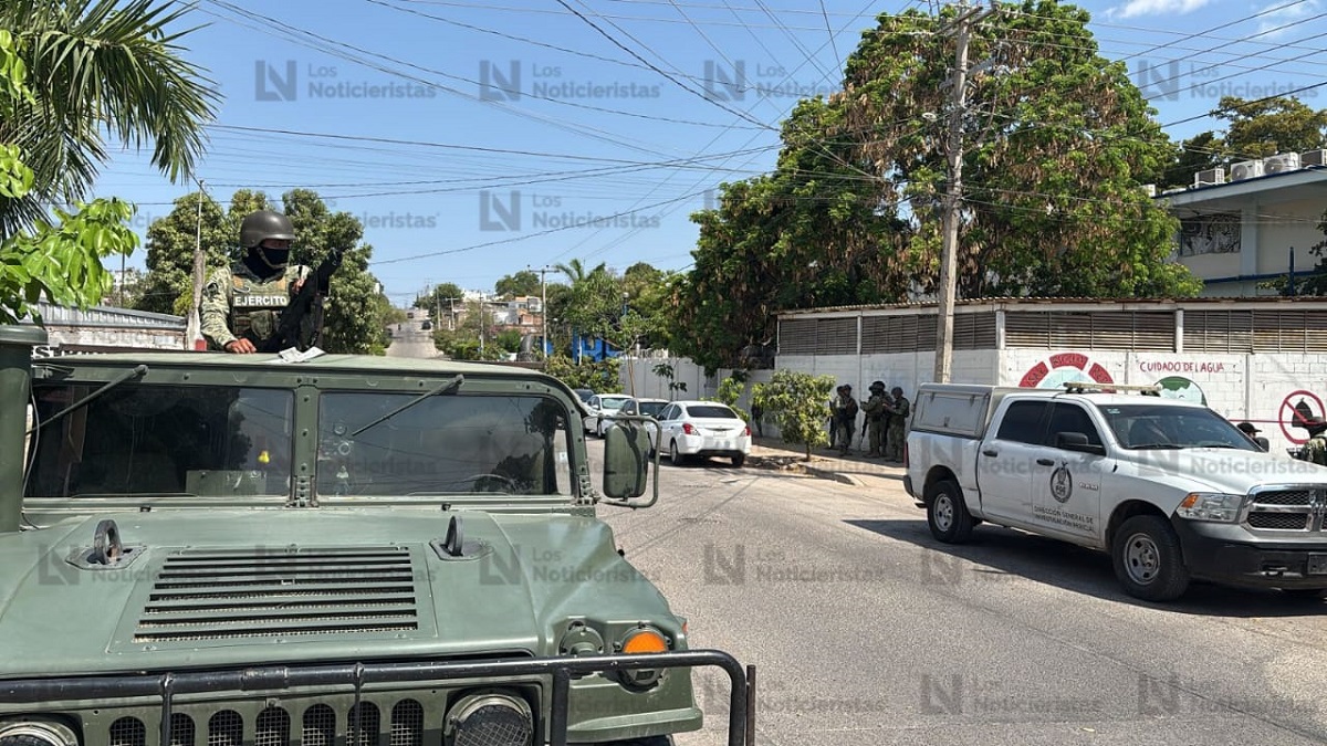 Frente a una escuela preparatoria abandonan cadáver con mensaje en Culiacán