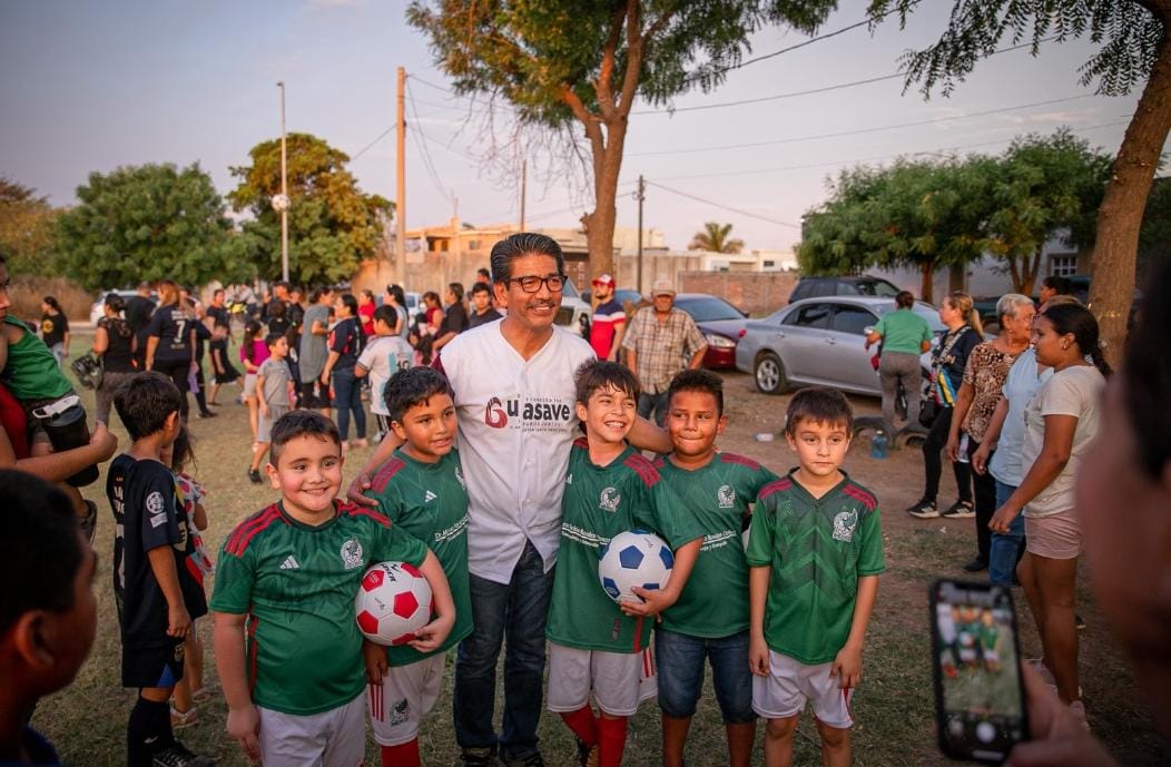 Dan mantenimiento al campo de futbol en la Lomas del Mar, en Guasave, para impulsar el deporte en los niños