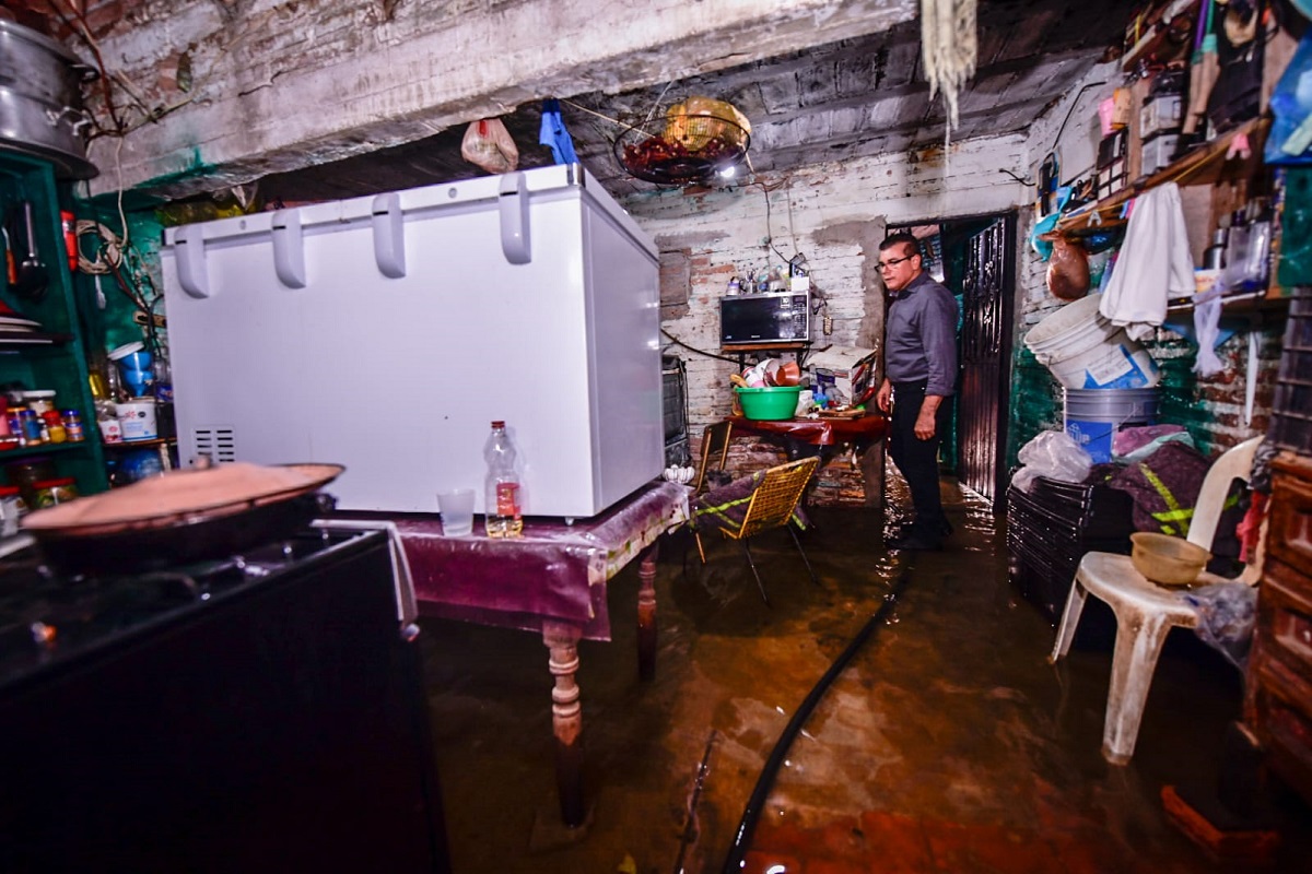 Alcalde recorre zonas afectadas por inundaciones tras lluvias en Mazatlán