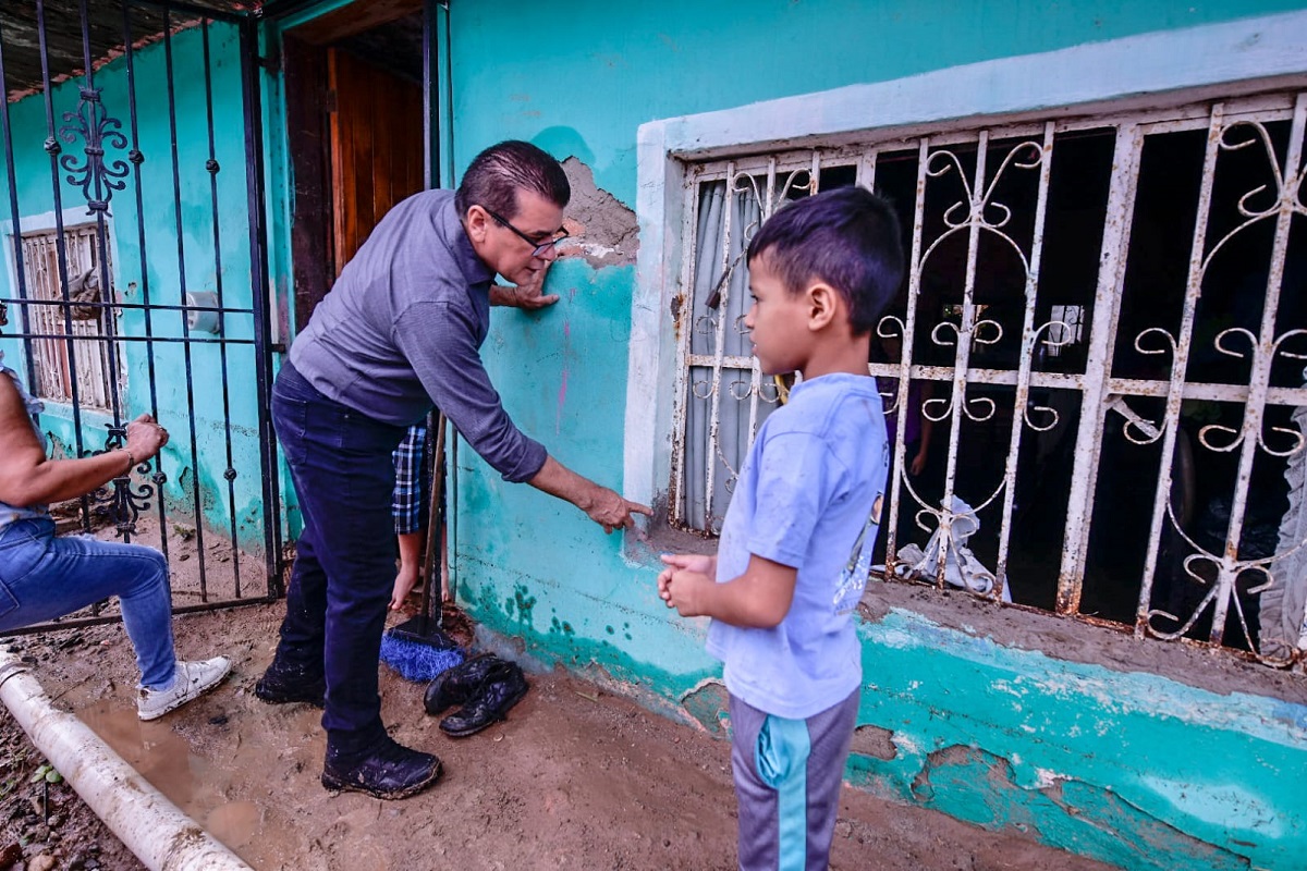 Alcalde recorre zonas afectadas por inundaciones tras lluvias en Mazatlán