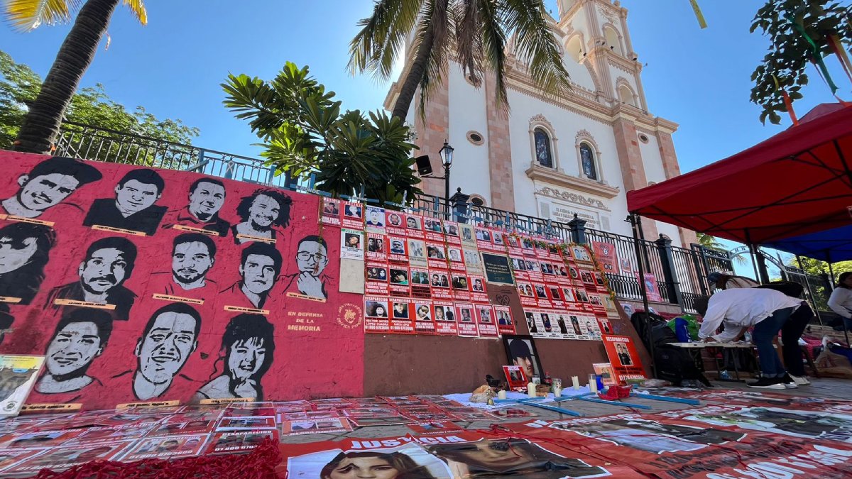 En conmemoración del Día Internacional del Desaparecido, el colectivo Sabuesos Guerreras adornaron la catedral de Culiacán con un tejido rojo visibilizando lo que para ellos hoy representa el municipio: una mancha de sangre.