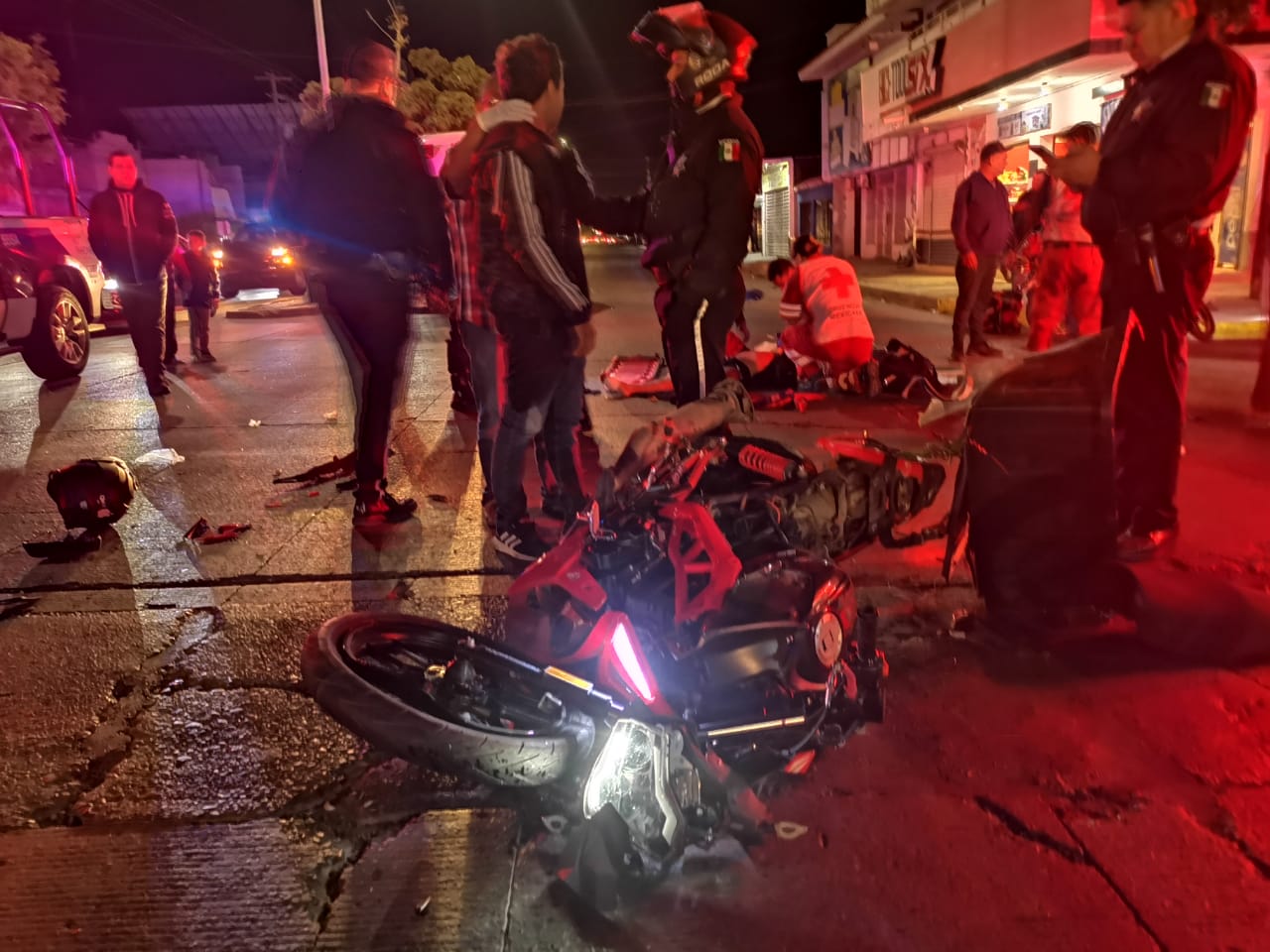Dos motociclistas resultan con lesiones tras sufrir accidente en La Cuchilla en Los Mochis