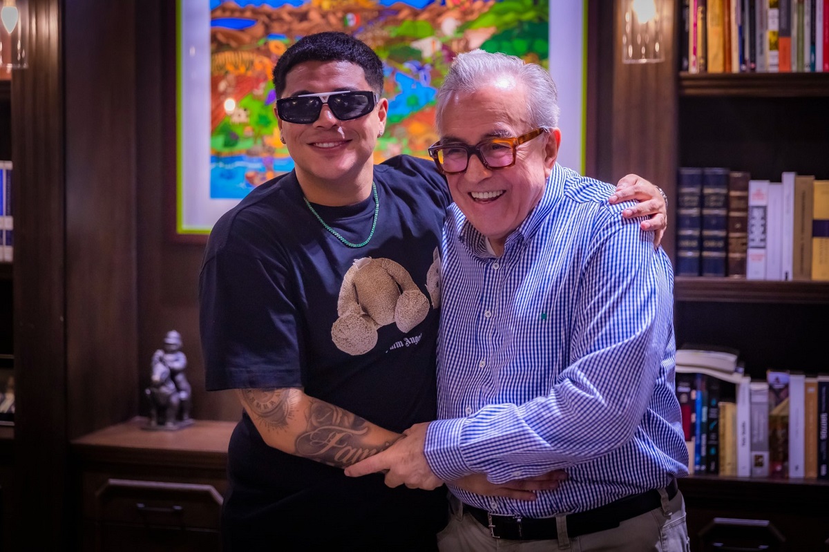 Eduin Caz, vocalista de Grupo Firme visita al gobernador Rubén Rocha Moya